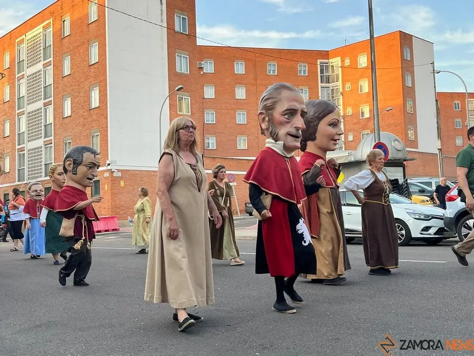 Pasacalles Gigantes y Cabezudos Capitonis Durii_13