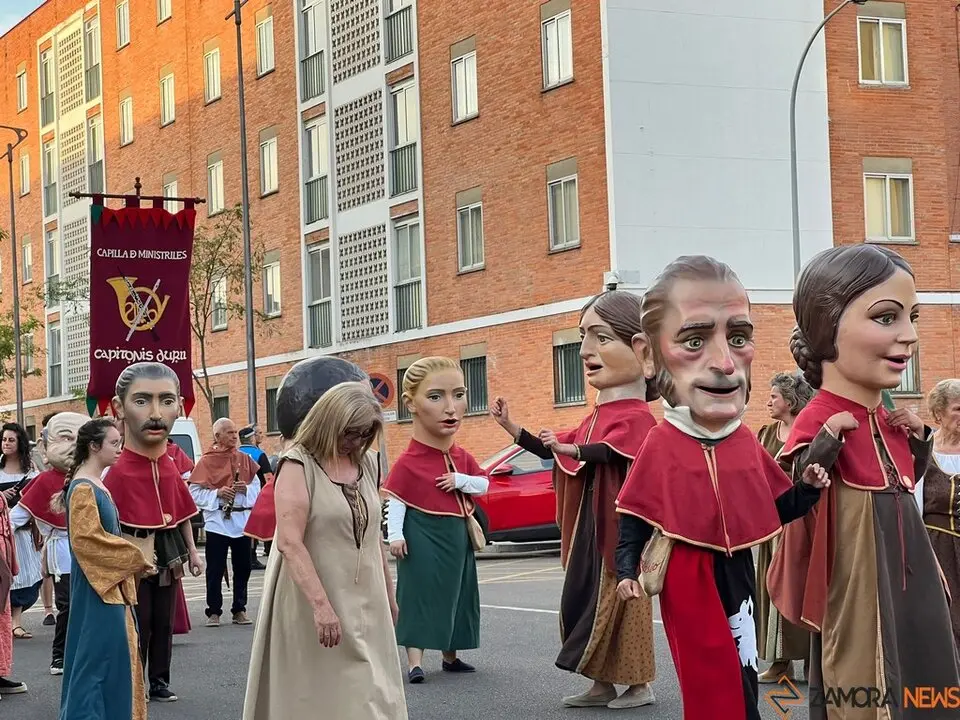 Pasacalles Gigantes y Cabezudos Capitonis Durii_14