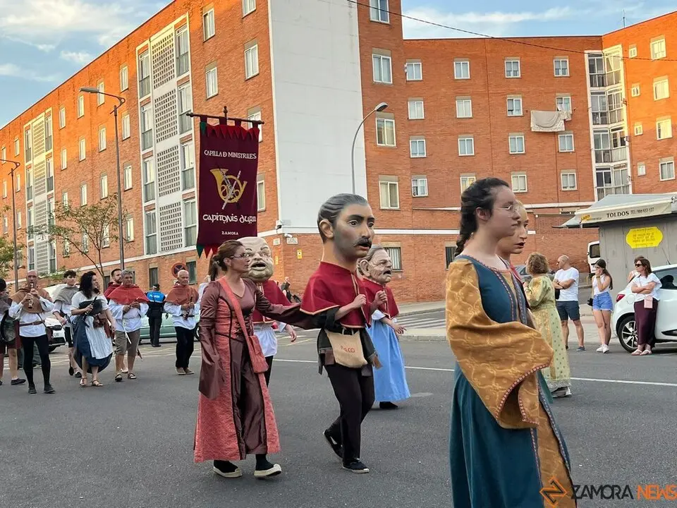Pasacalles Gigantes y Cabezudos Capitonis Durii_15