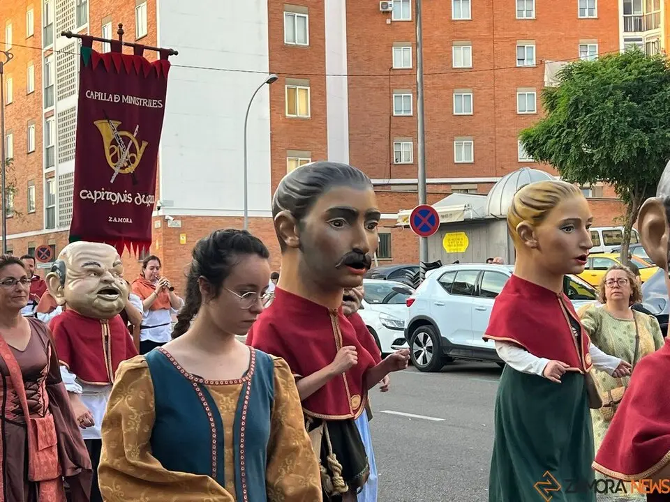 Pasacalles Gigantes y Cabezudos Capitonis Durii_16