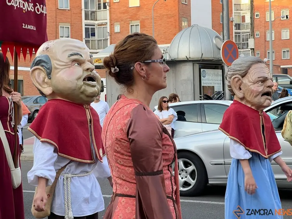 Pasacalles Gigantes y Cabezudos Capitonis Durii_17