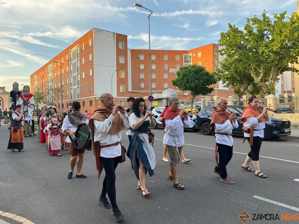 Pasacalles Gigantes y Cabezudos Capitonis Durii_18