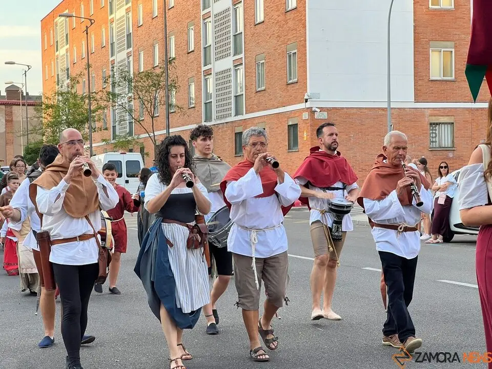 Pasacalles Gigantes y Cabezudos Capitonis Durii_19