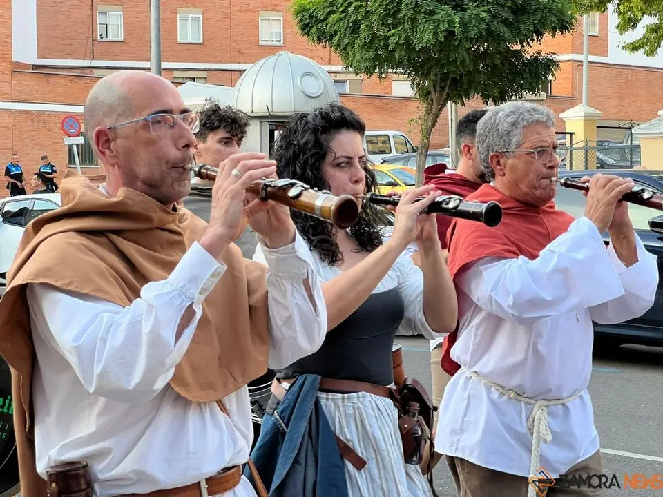 Pasacalles Gigantes y Cabezudos Capitonis Durii_21