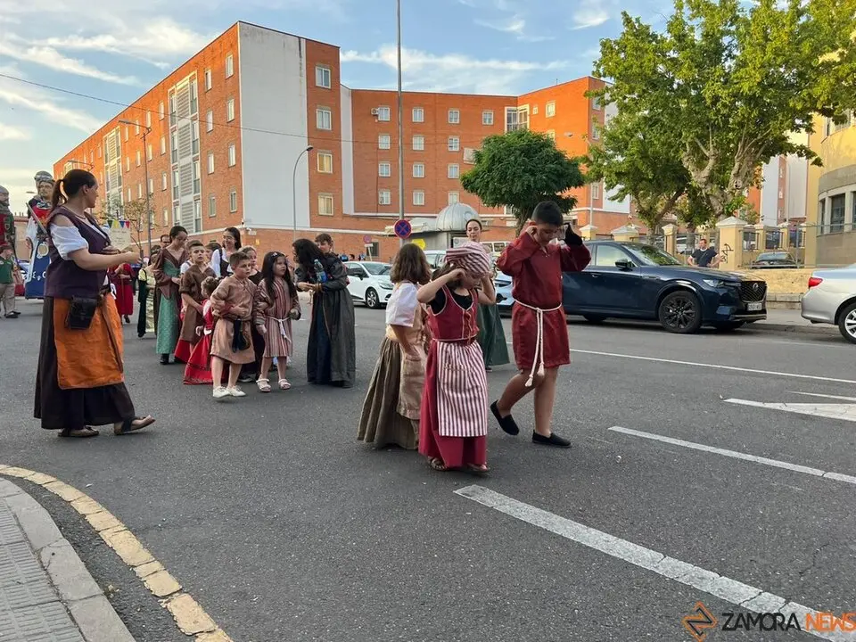 Pasacalles Gigantes y Cabezudos Capitonis Durii_23