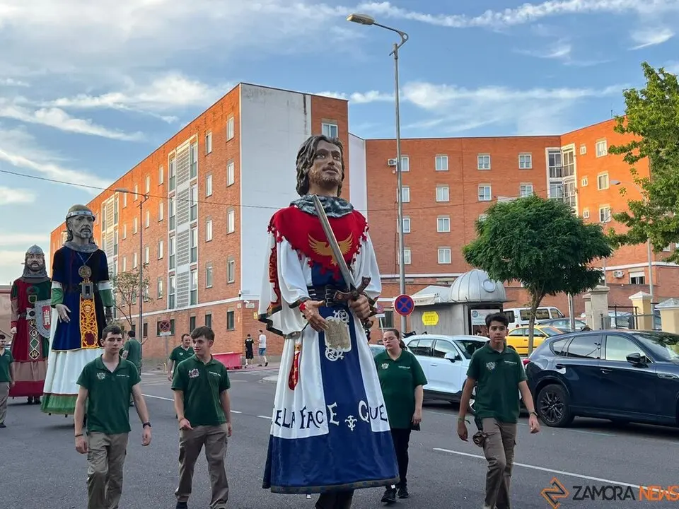 Pasacalles Gigantes y Cabezudos Capitonis Durii_24
