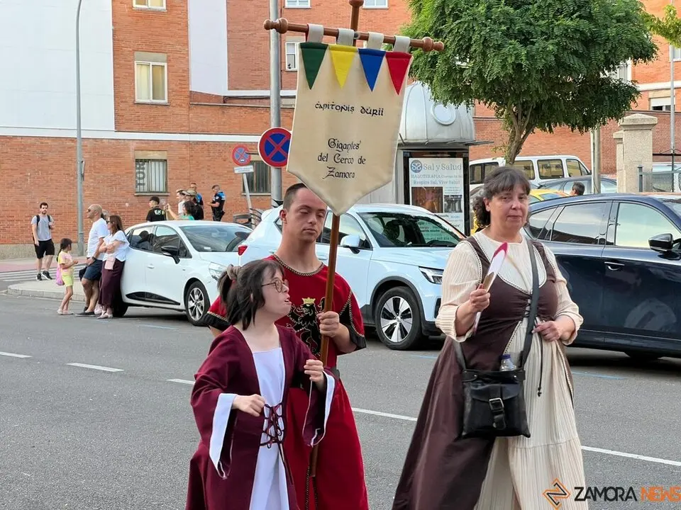 Pasacalles Gigantes y Cabezudos Capitonis Durii_25