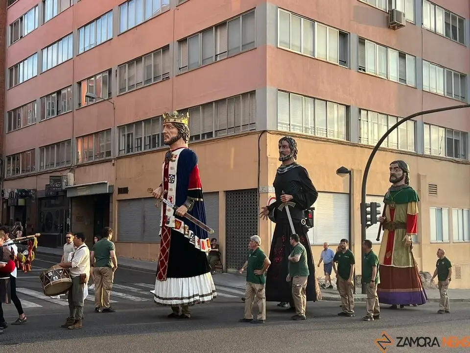 Pasacalles Gigantes y Cabezudos Capitonis Durii_28