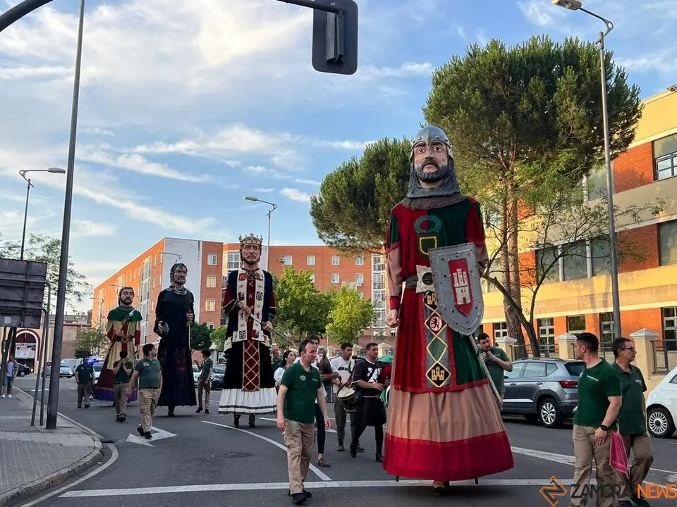 Pasacalles Gigantes y Cabezudos Capitonis Durii_29
