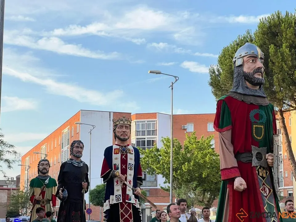 Pasacalles Gigantes y Cabezudos Capitonis Durii_30