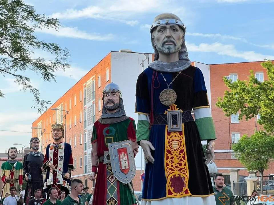 Pasacalles Gigantes y Cabezudos Capitonis Durii_32