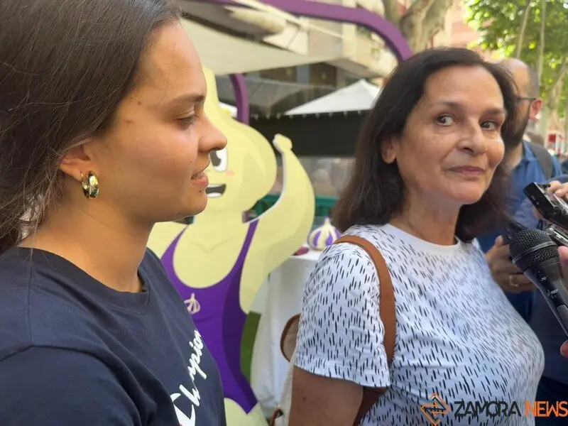 Paula Sánchez junto con una de sus tres hijas