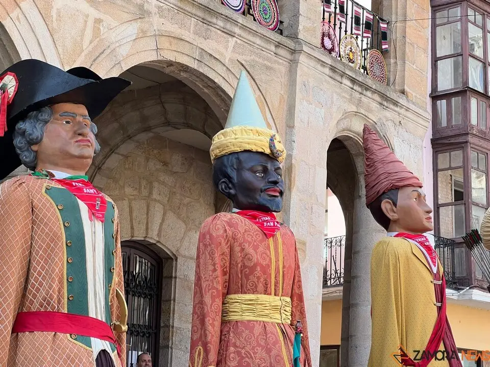 Pasacalles de gigantes y gigantillas