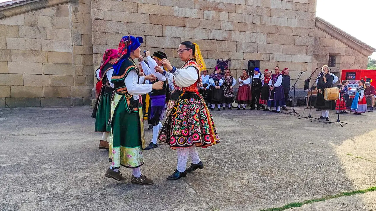 La Arracada actua en Fornillos de Fermoselle