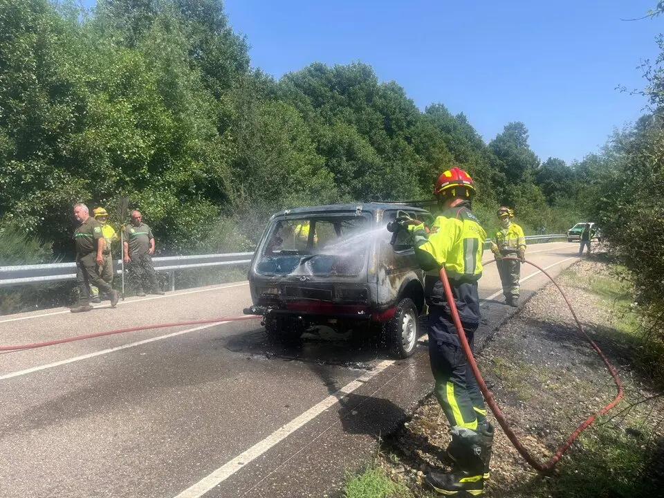 Bomberos aagan un vehiculo en llamas en San Vitero