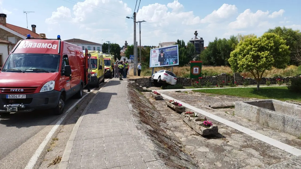 Una mujer se sale de la vía en Almeida de Sayago