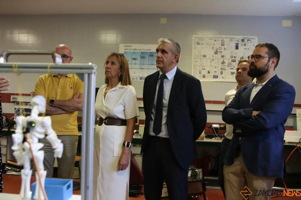 Visita del director general de trabajo de la Junta de Castilla y león, Jose Manuel Barrios, a la Escuela Politécnica Superior de Zamora_3