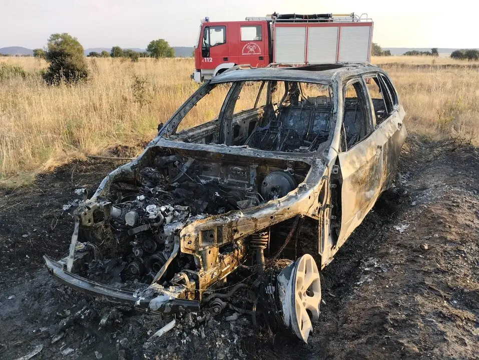 Coche incenddiado en el monte de Quiruelas de Vidriales