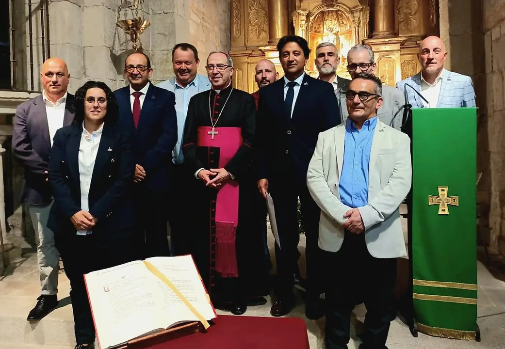 Acto ratificación Ricardo Alonso como presidente de la Real Cofradía del Santo Entierro por el obispo Fernando Varela - Imagen de redes sociales
