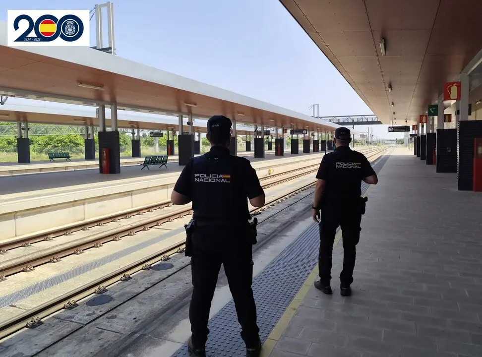 la policía nacional en la estación de tren de Zamora (1)