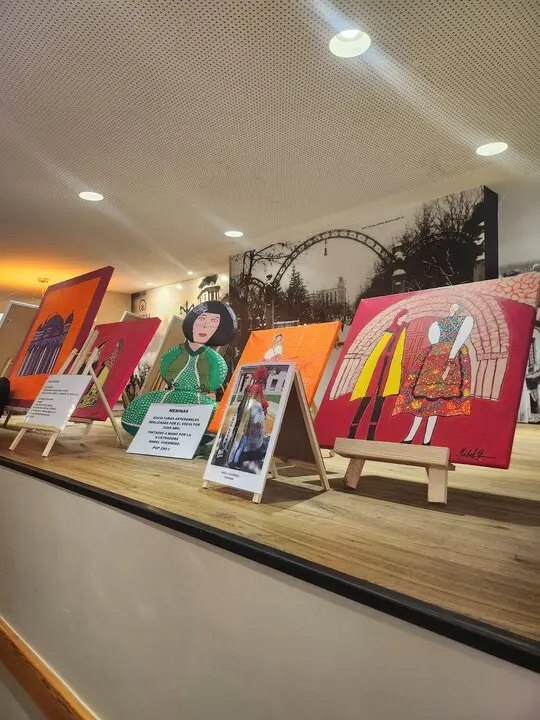 Exposición de arte en la cafetería La Farola, obras de Merce Concejo y Mabel Guerrero