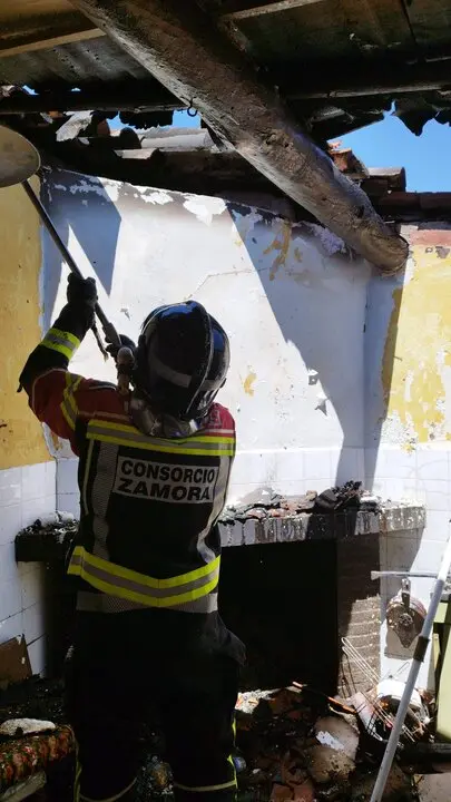 Incendio vivienda en Andavias