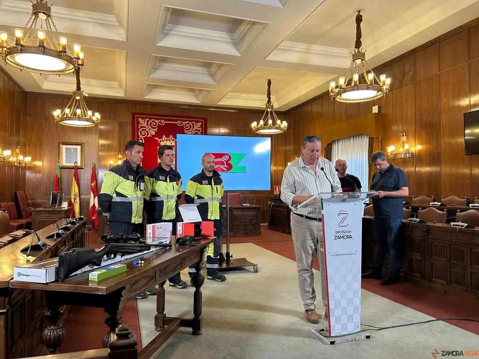 Zamora blinda a sus bomberos con visores térmicos y carabinas para combatir la avispa asiática