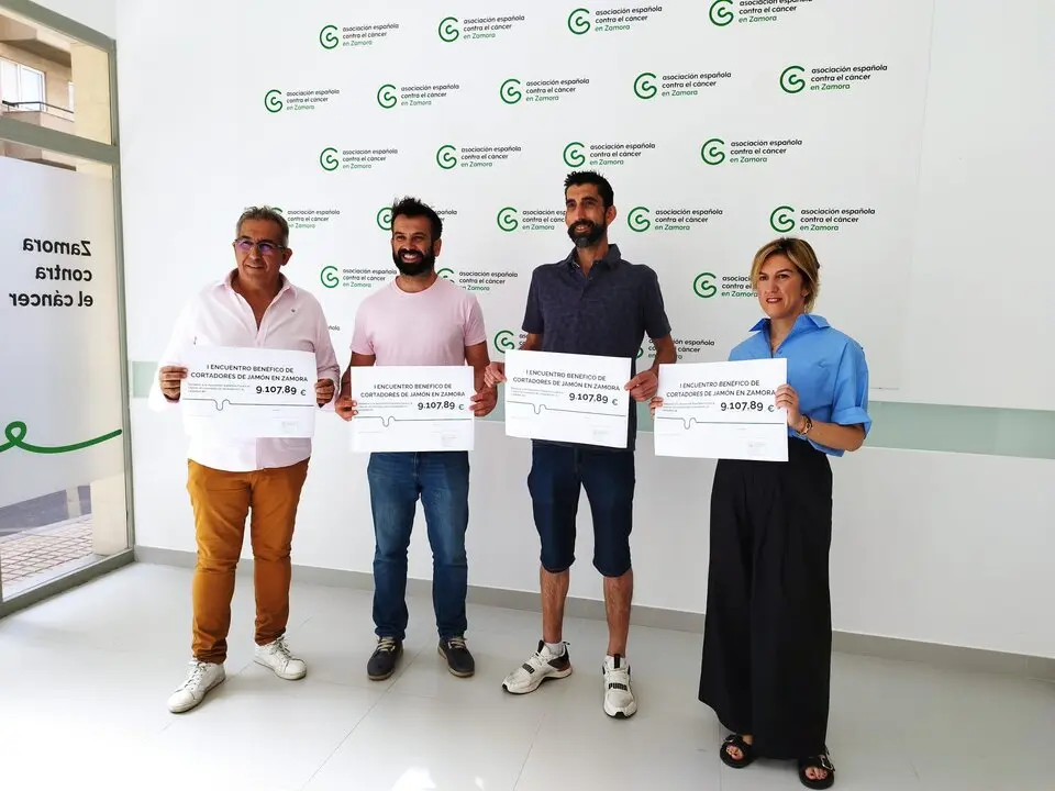 De izquierda a derecha, Jesús Rodrigo, David Gago, Raúl Ariza y Juana Cuadrado, secretaria de la AECC