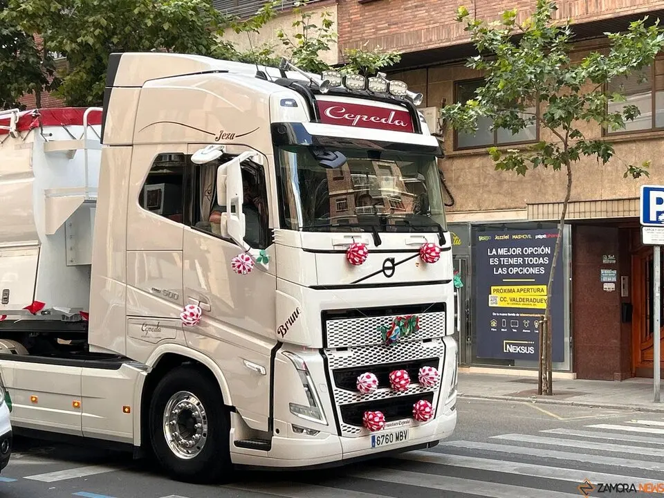 Los camioneros celebran a su patrón, San Cristóbal, por las calles de Zamora