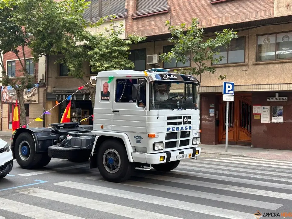 Los camioneros celebran a su patrón, San Cristóbal, por las calles de Zamora
