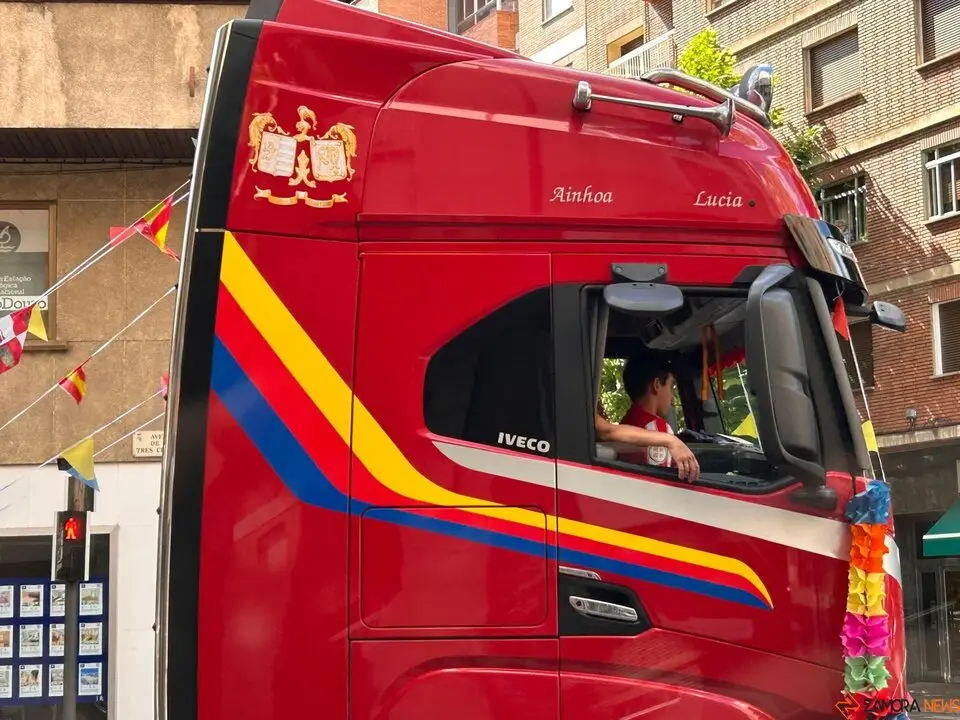 Los camioneros celebran a su patrón, San Cristóbal, por las calles de Zamora