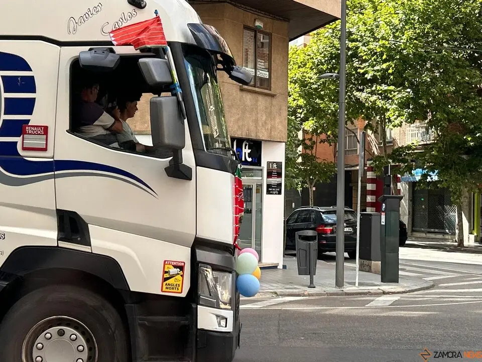 Los camioneros celebran a su patrón, San Cristóbal, por las calles de Zamora