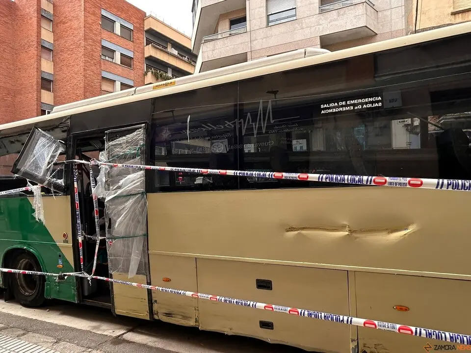 Un autobús aparece destrozado y abandonado en la calle de la Amargura