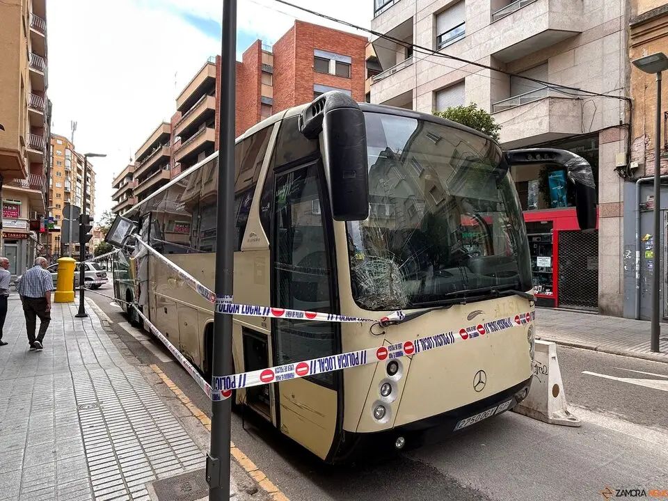 Un autobús aparece destrozado y abandonado en la calle de la Amargura