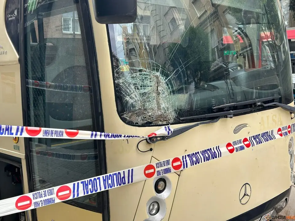 Un autobús aparece destrozado y abandonado en la calle de la Amargura