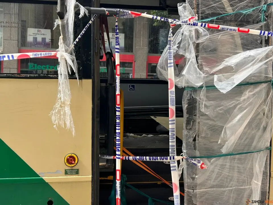 Un autobús aparece destrozado y abandonado en la calle de la Amargura
