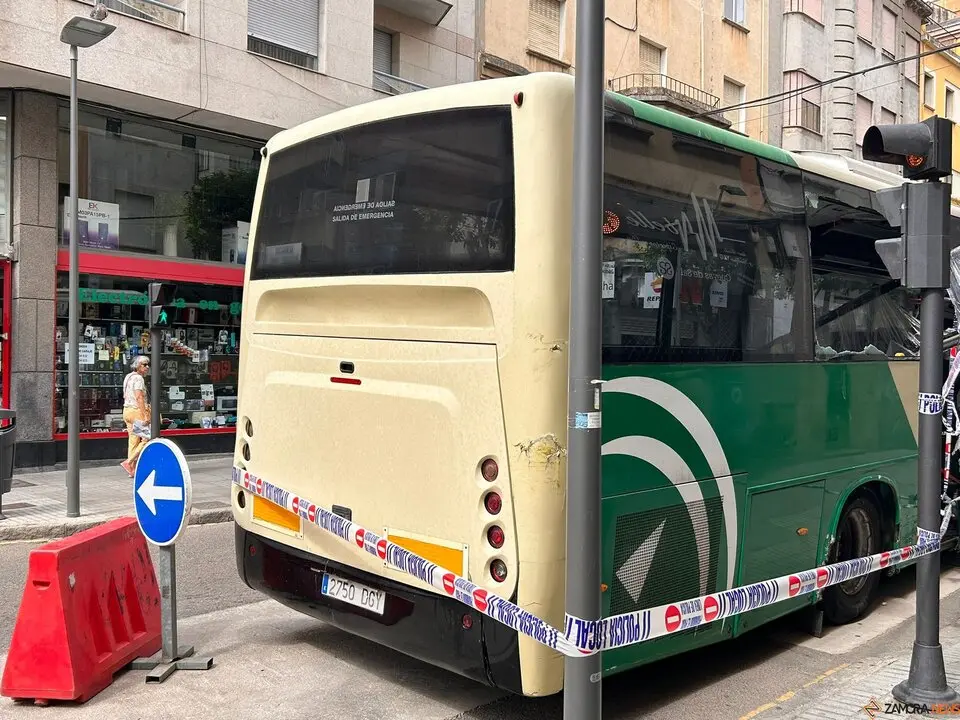 Un autobús aparece destrozado y abandonado en la calle de la Amargura