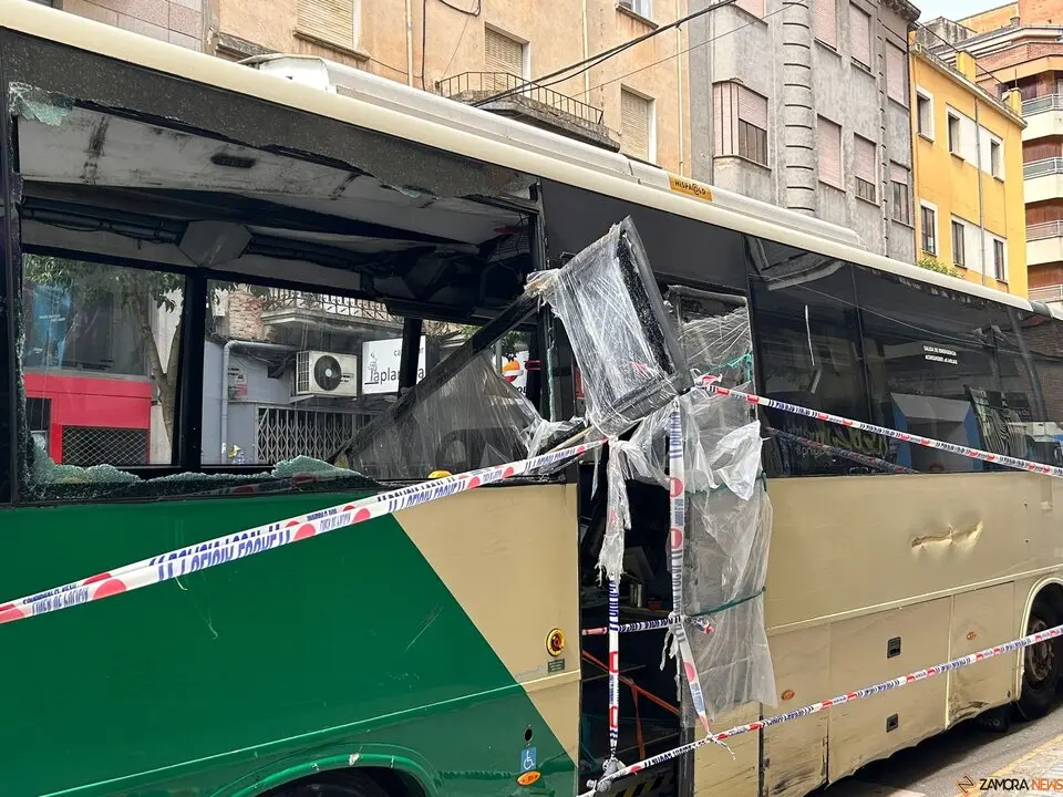 Un autobús aparece destrozado y abandonado en la calle de la Amargura