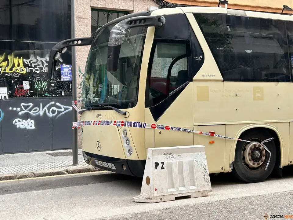 Un autobús aparece destrozado y abandonado en la calle de la Amargura