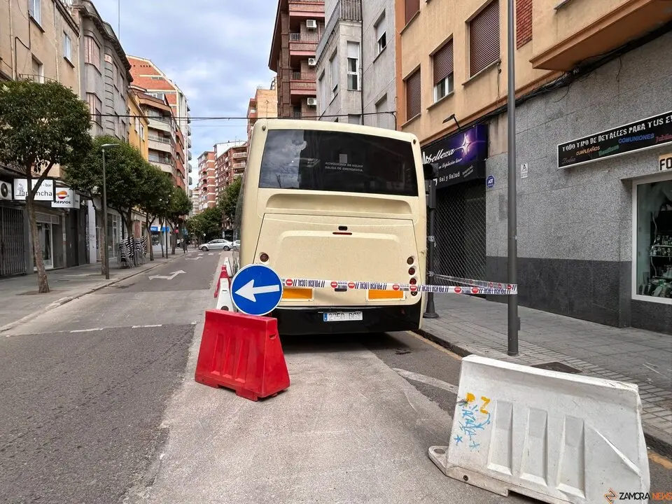 Un autobús aparece destrozado y abandonado en la calle de la Amargura
