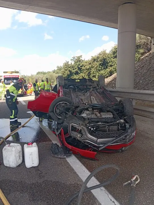 Un turismo vuelca en Zamora y provoca una fuga de combustible