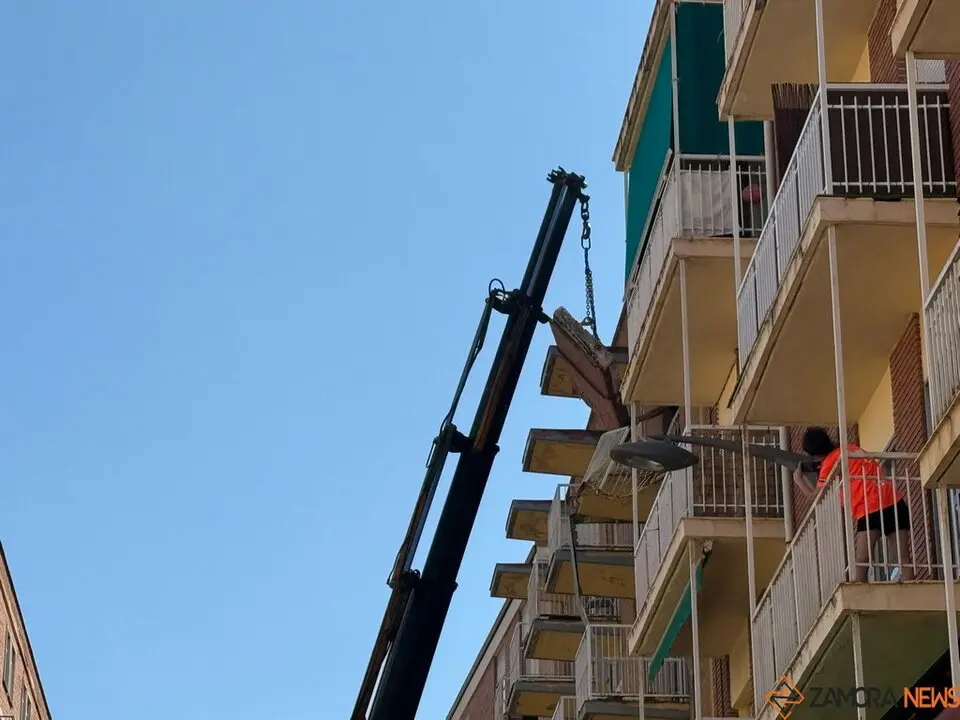 Bomberos trabajan en controlar el desprendimeinto de un voladizo en Pablo Morillo_2
