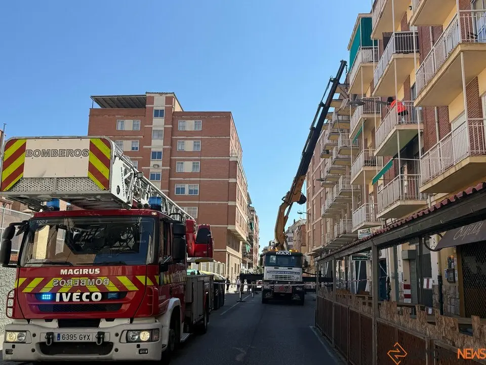 Bomberos trabajan en controlar el desprendimeinto de un voladizo en Pablo Morillo_3