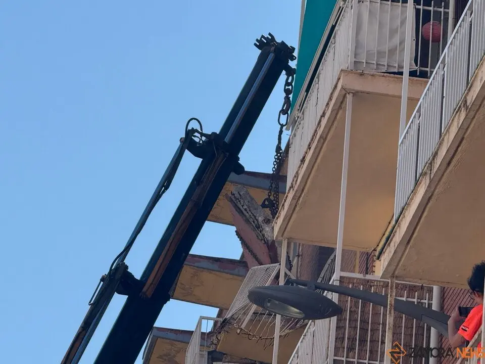 Bomberos trabajan en controlar el desprendimeinto de un voladizo en Pablo Morillo_4