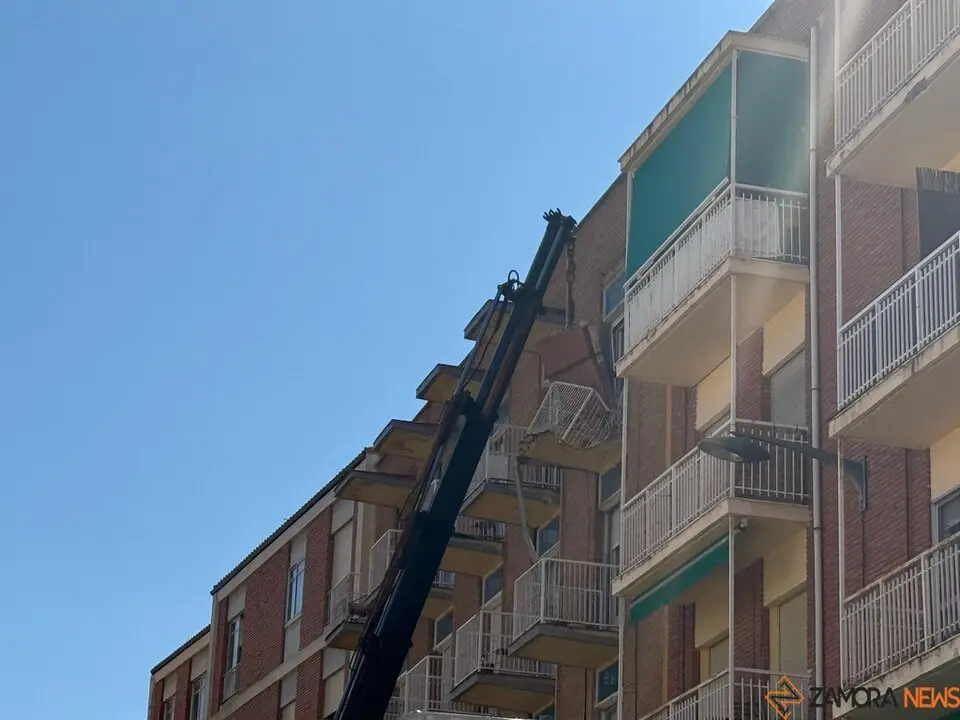 Bomberos trabajan en controlar el desprendimeinto de un voladizo en Pablo Morillo_5