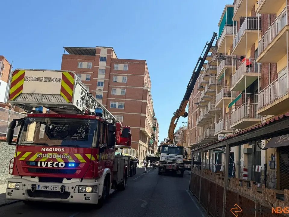 Bomberos trabajan en controlar el desprendimeinto de un voladizo en Pablo Morillo_6
