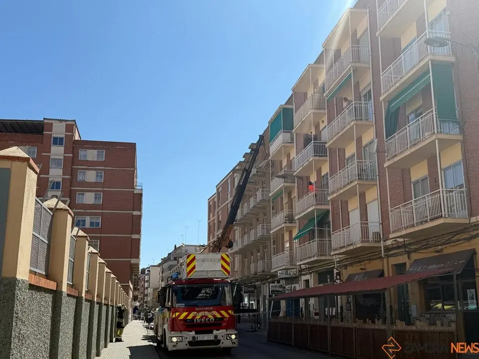 Bomberos trabajan en controlar el desprendimeinto de un voladizo en Pablo Morillo_7