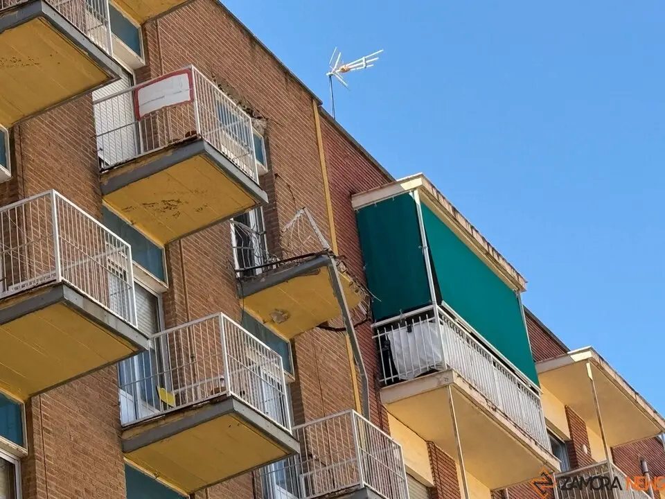 Bomberos trabajan en controlar el desprendimeinto de un voladizo en Pablo Morillo_8