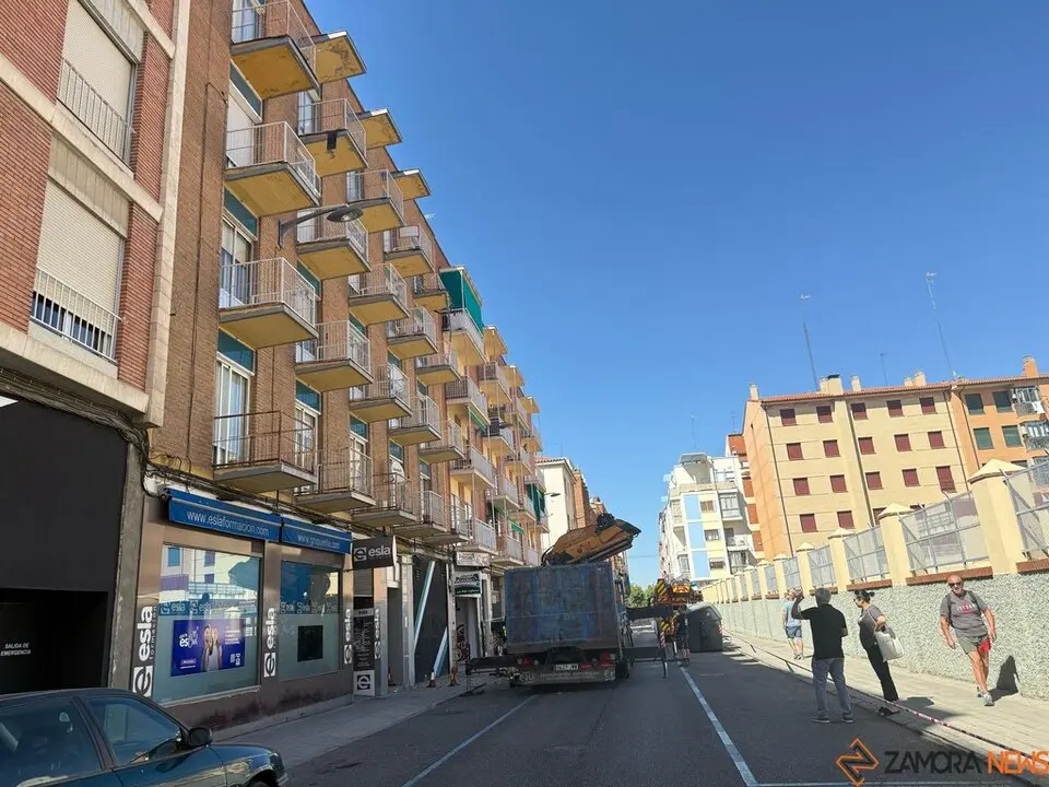 Bomberos trabajan en controlar el desprendimeinto de un voladizo en Pablo Morillo_9