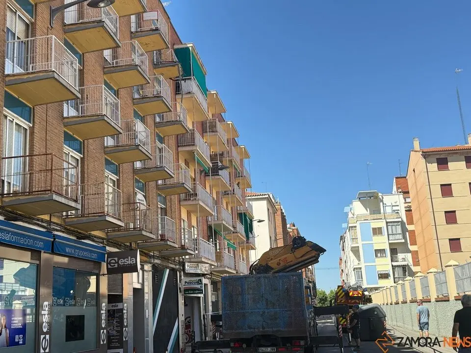 Bomberos trabajan en controlar el desprendimeinto de un voladizo en Pablo Morillo_10